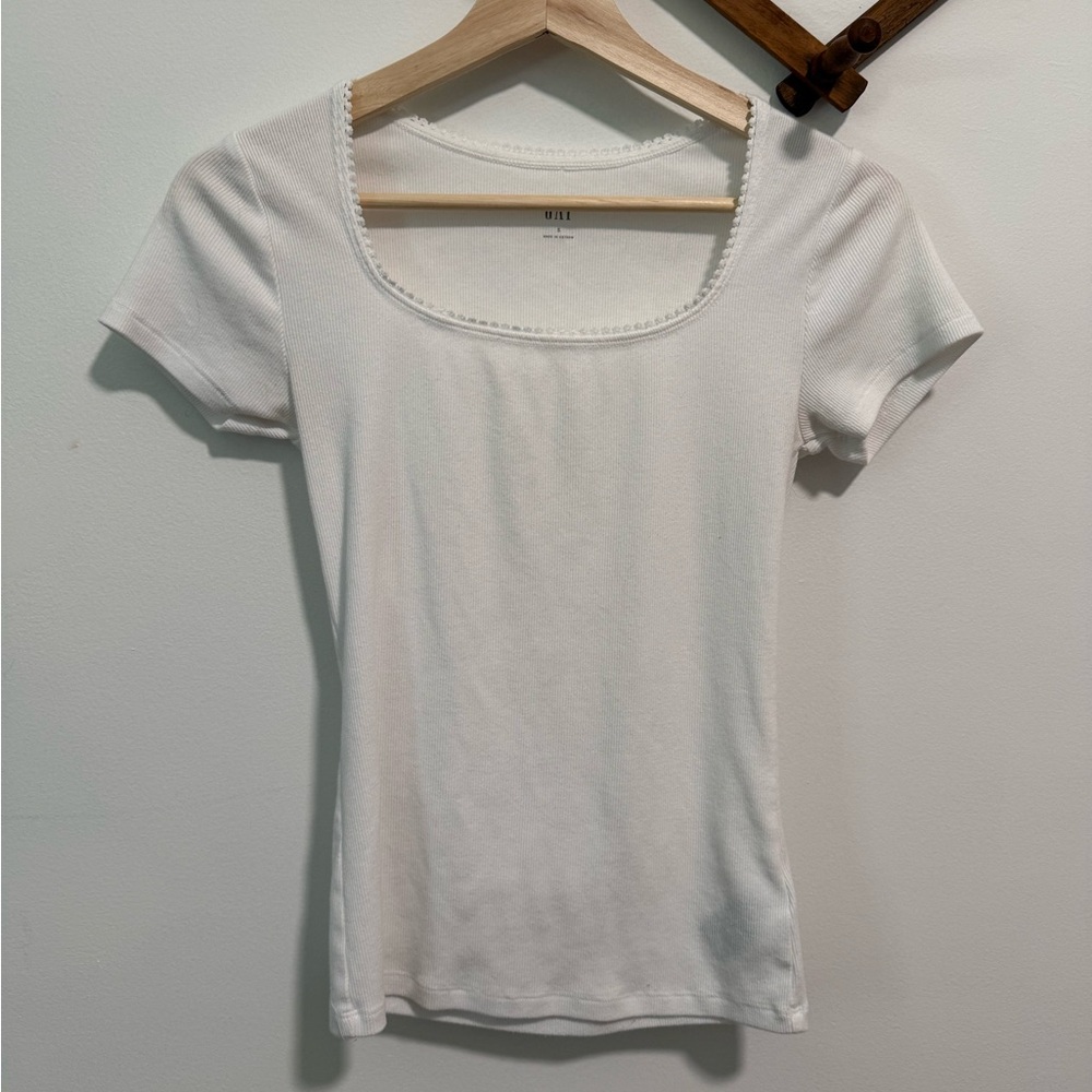 Women’s White Scoop Neck Short Sleeve Top